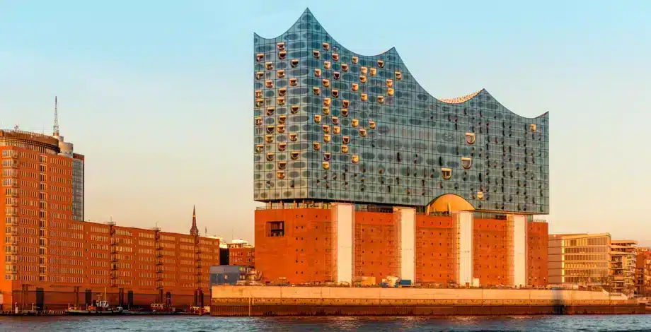 Hamburg - В крупном портовом городе Гамбурге находится самый северный из центров обработки данных nLighten в Германии. Гамбург, известный своим портом и судоходной отраслью.