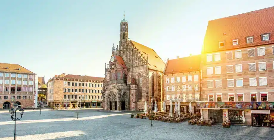 Нюрнберг - Центр обработки данных удобно расположен недалеко от автомагистралей A3/A73, в 15 минутах езды от главного железнодорожного вокзала и в 22 минутах езды на автомобиле от аэропорта Нюрнберга. 