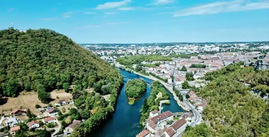 Безансон - Центр обработки данных удобно расположен в западной части Безансона, недалеко от автомагистрали N57 и всего в 15 минутах езды на автомобиле от железнодорожного вокзала Безансон-Виотт.