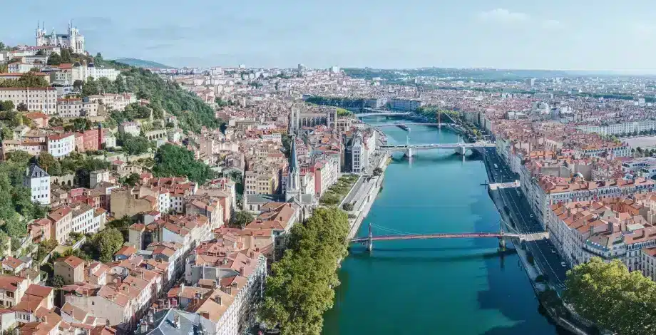 Лион - Центр обработки данных удобно расположен в Виллербане, пригороде Лиона, в 11 минутах езды на машине от железнодорожного вокзала Лион-Пар-Дьё, в 5 минутах от станции метро и всего в 25 минутах.