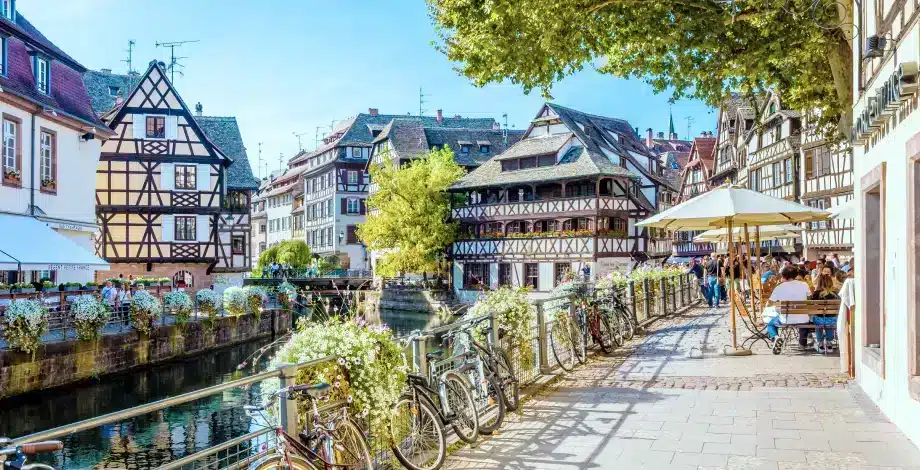 Страсбург - Центр обработки данных удобно расположен на юге Страсбурга, недалеко от автомагистрали A35 и всего в 15 минутах езды от аэропорта Страсбурга. Как и другие объекты nLighten, центр обработки данных.