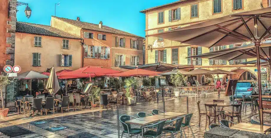 Вальбонн - Центр обработки данных удобно расположен к северо-западу от Антиба, в 14 минутах езды на автобусе от железнодорожного вокзала Антиба и всего в 15 минутах езды на машине от аэропорта Ниццы.