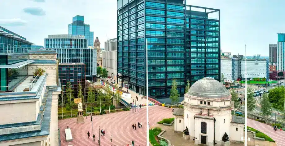 Бирмингем - Бирмингем — второй по величине город в Великобритании, расположенный в самом сердце Мидлендса. В Бирмингеме динамично развивается технологический сектор, процветают рекламные агентства и активно работ