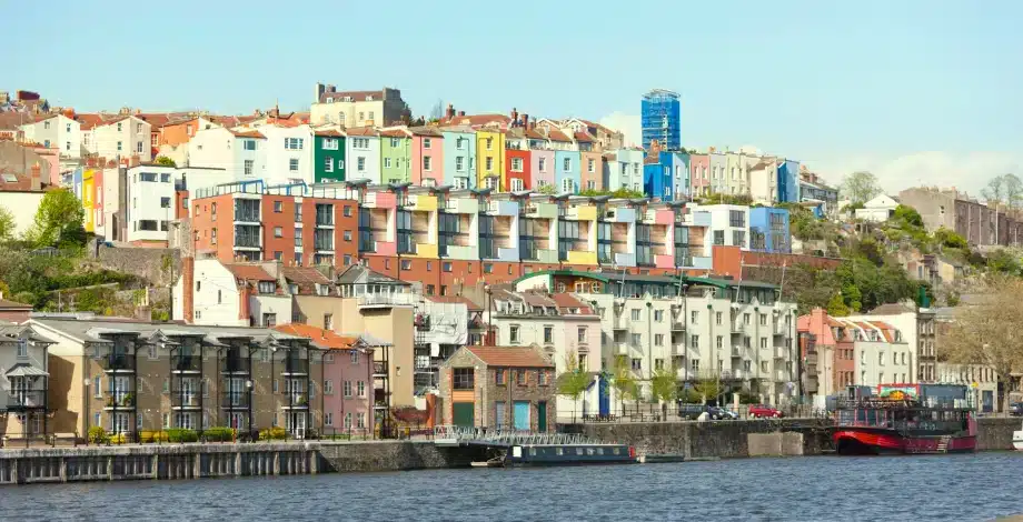 Бристоль - Бристоль расположен на юго-западе Англии и имеет богатую историю мореплавания. Сегодня бывший порт в центре города является культурным центром, а Бристоль известен своим процветающим уличным искусство