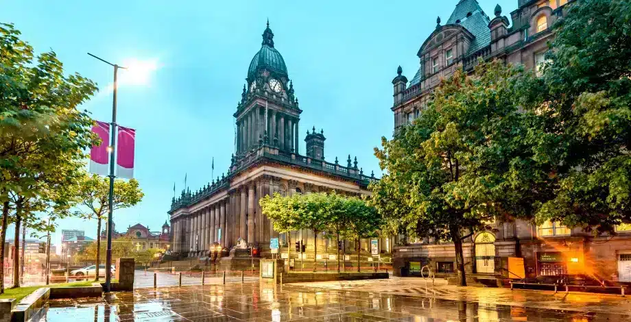 Лидс - Лидс, стратегически расположенный в Соединённом Королевстве и являющийся третьим по величине городом в Англии, представляет собой крупный экономический и телекоммуникационный центр. 