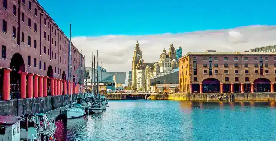 Ливерпуль - Ливерпуль, оживлённый город на северо-западе Англии, расположенный на реке Мерси, известен своей богатой морской историей и культурным наследием. Он является важнейшим промышленным и образовательным ц