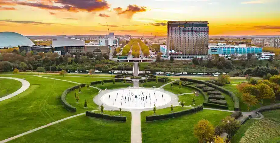 Милтон-Кинс - Милтон-Кинс, расположенный в самом сердце Великобритании, находится примерно на полпути между Лондоном и Бирмингемом и примерно на одинаковом расстоянии от Лестера, Оксфорда и Кембриджа.