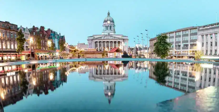 Ноттингем - Ноттингем, известный своей яркой культурной жизнью, также является крупнейшим экономическим регионом в Ист-Мидлендсе. Благодаря разнообразному населению и растущей репутации центра для начинающих и ра