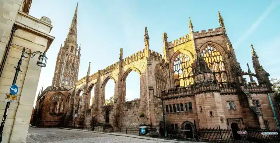 Регби - Центр обработки данных удобно расположен на севере Регби, недалеко от автомагистрали M6 и всего в 30 минутах езды на машине от аэропорта Бирмингема.