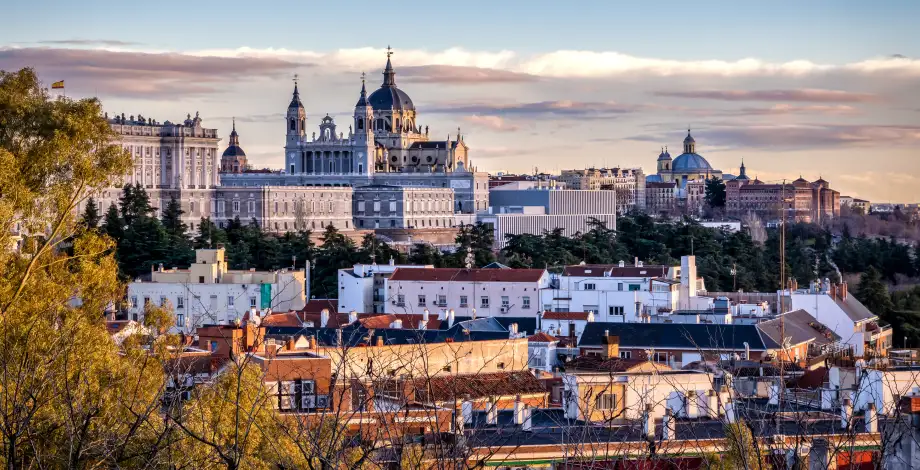 Мадрид - Центр обработки данных расположен на севере Мадрида, недалеко от автомагистрали M-607 и всего в 15 минутах езды на автомобиле от аэропорта Мадрида. Как и другие объекты nLighten